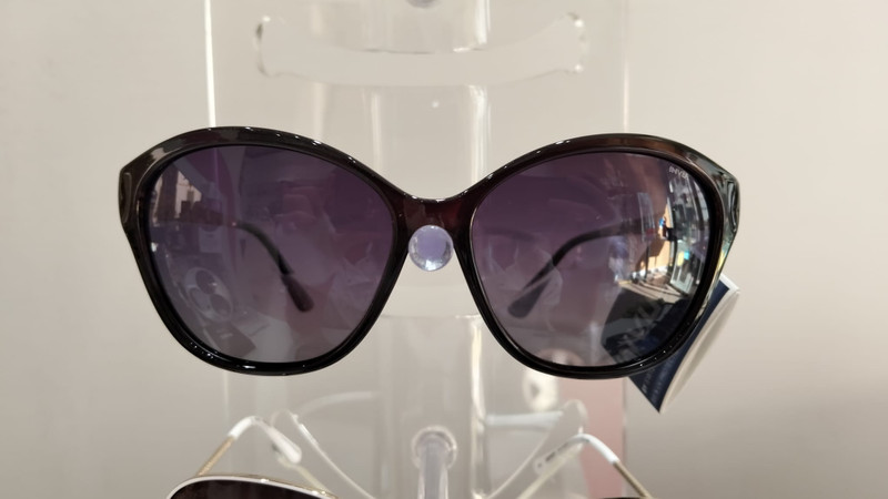 Gafas de sol de diseño elegante con montura ovalada y lentes oscuras