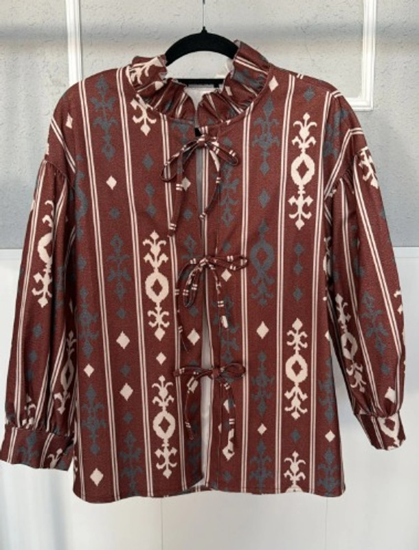 Chaqueta con lazos y estampado étnico – Teja