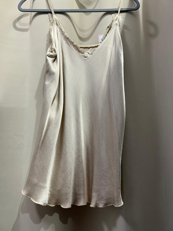 Top Lencero Satinado Color Marfil con Tirantes Finos