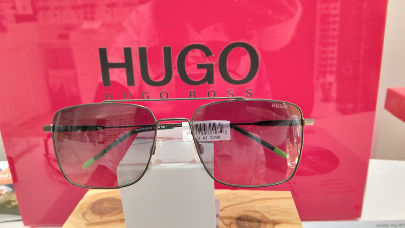 Gafas de sol HUGO Boss – Diseño rectangular con lentes transparente
