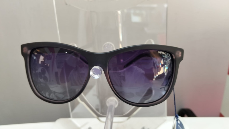 Gafas de sol INVU negras con lentes grises polarizadas y diseño clásico