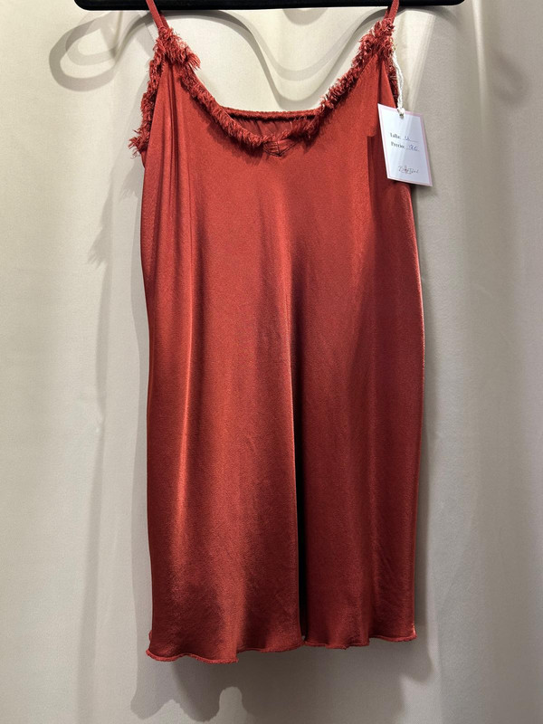 Blusa lencero fluido con tirantes y detalle desflecado