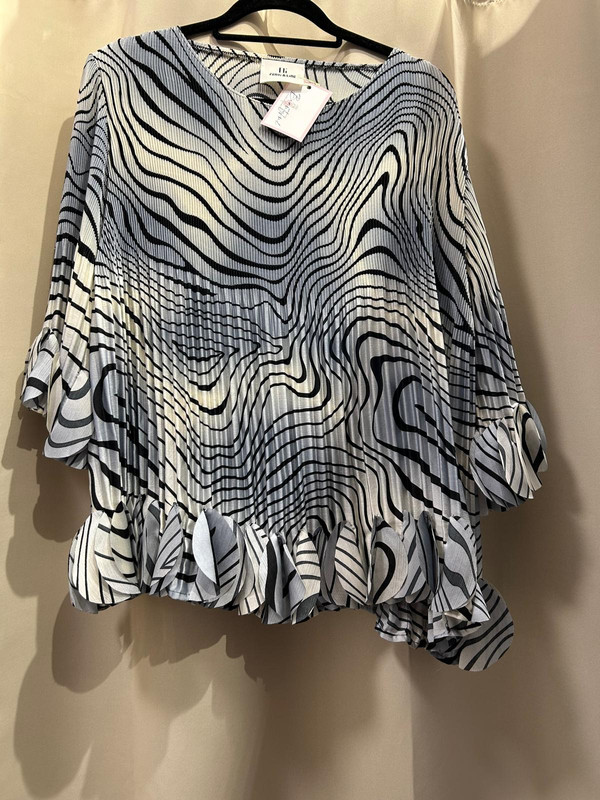 Blusa plisada con estampado abstracto y volante en el bajo