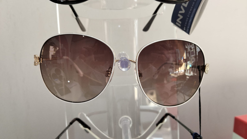 Gafas de sol redondas de metal blanco con lentes marrón degradado