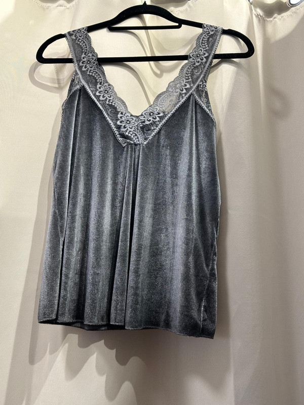 Top de terciopelo con encaje y tirantes anchos