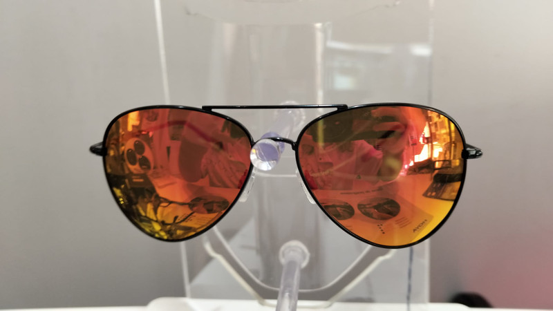 Gafas de sol tipo aviador con lentes espejo naranja y montura metálica negra
