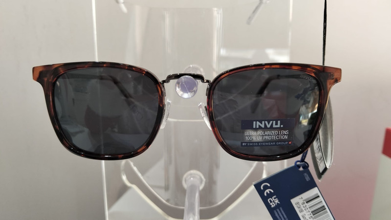 Gafas de sol INVU polarizadas con montura carey y protección UV 100%